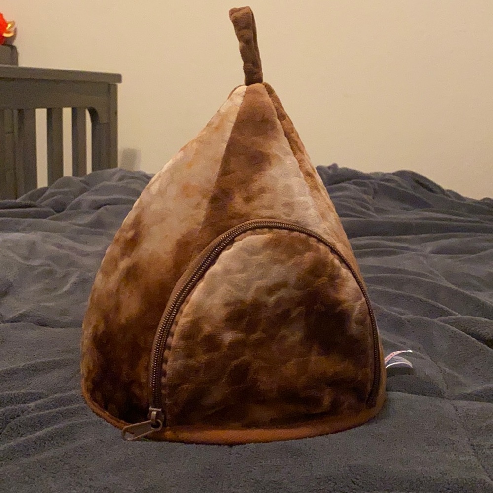 Dinosaur volcano house